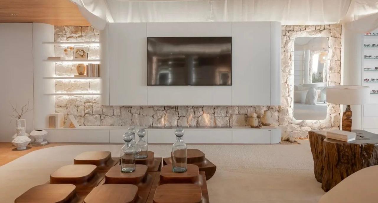Sala com painel e objetos decorativos